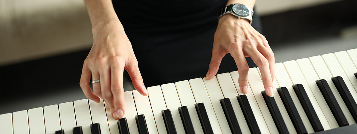 Muzikant die piano speelt met focus op handen en toetsenbord
